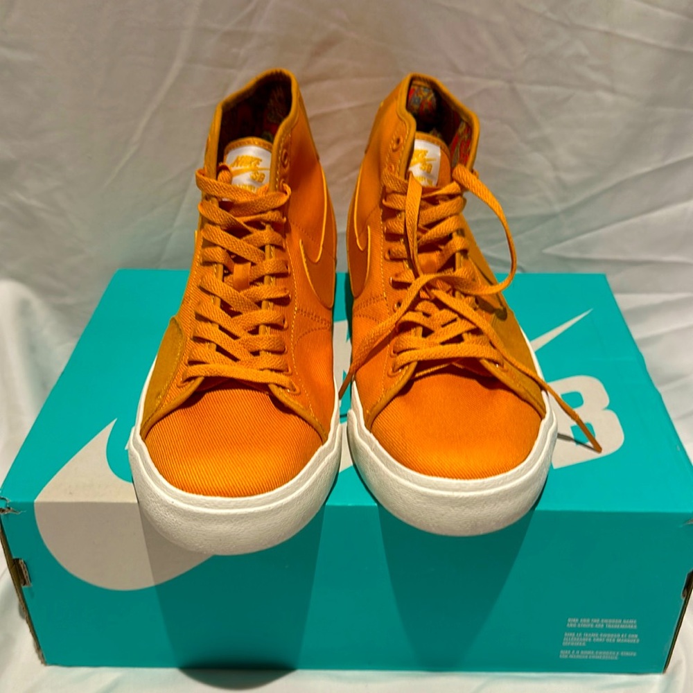 NEW IN BOX Mens NIKE SB BLZR COURT PRM SIZE 11